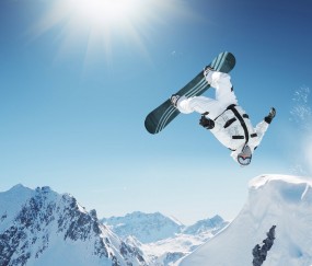 开云体育在线-枫叶与雄鸡的对决，三笘薰的救赎之夜