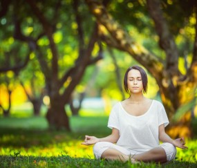 开云体育-当篮球跨越疆界，新疆铁骑冲垮汽车城，莫兰特在绿茵场隔行接管