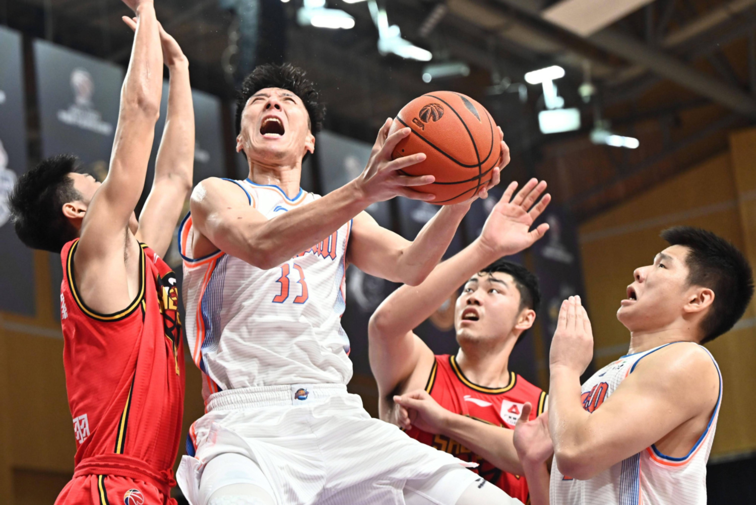 体育赛场大战拉开序幕：球员们斗志昂扬冲刺前行