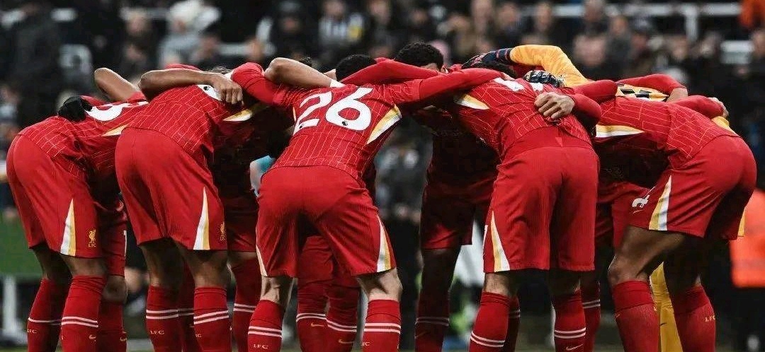 体育赛场大战拉开序幕：球员们斗志昂扬冲刺前行