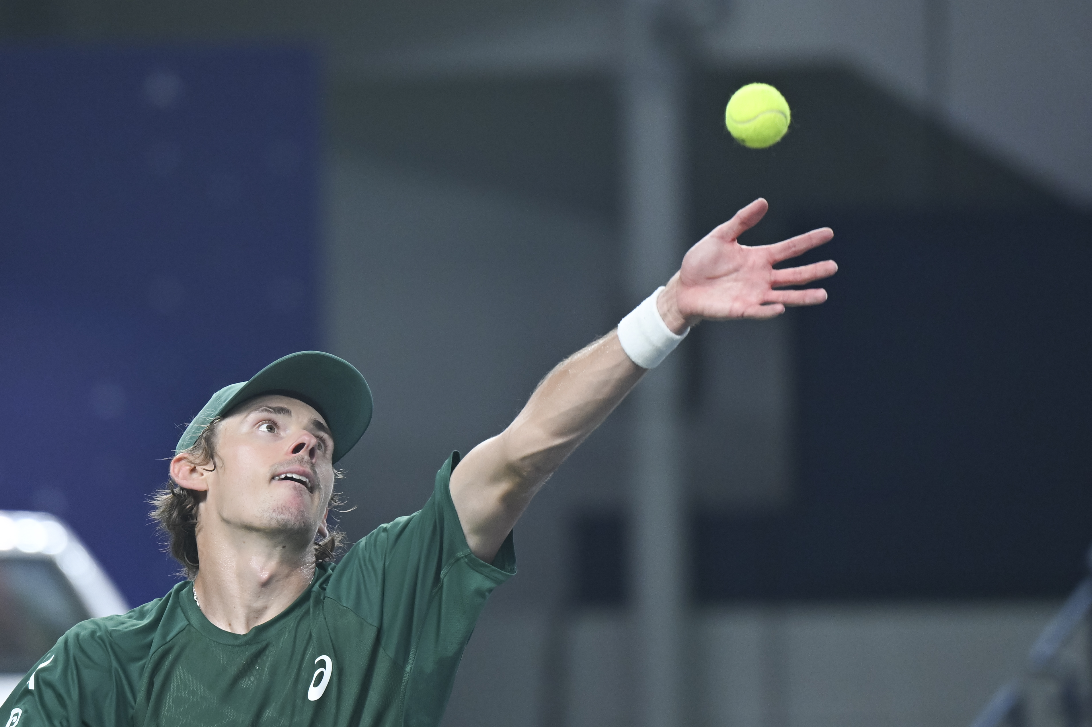 意大利网球队完胜法国网球队，梅德韦杰夫制霸全场