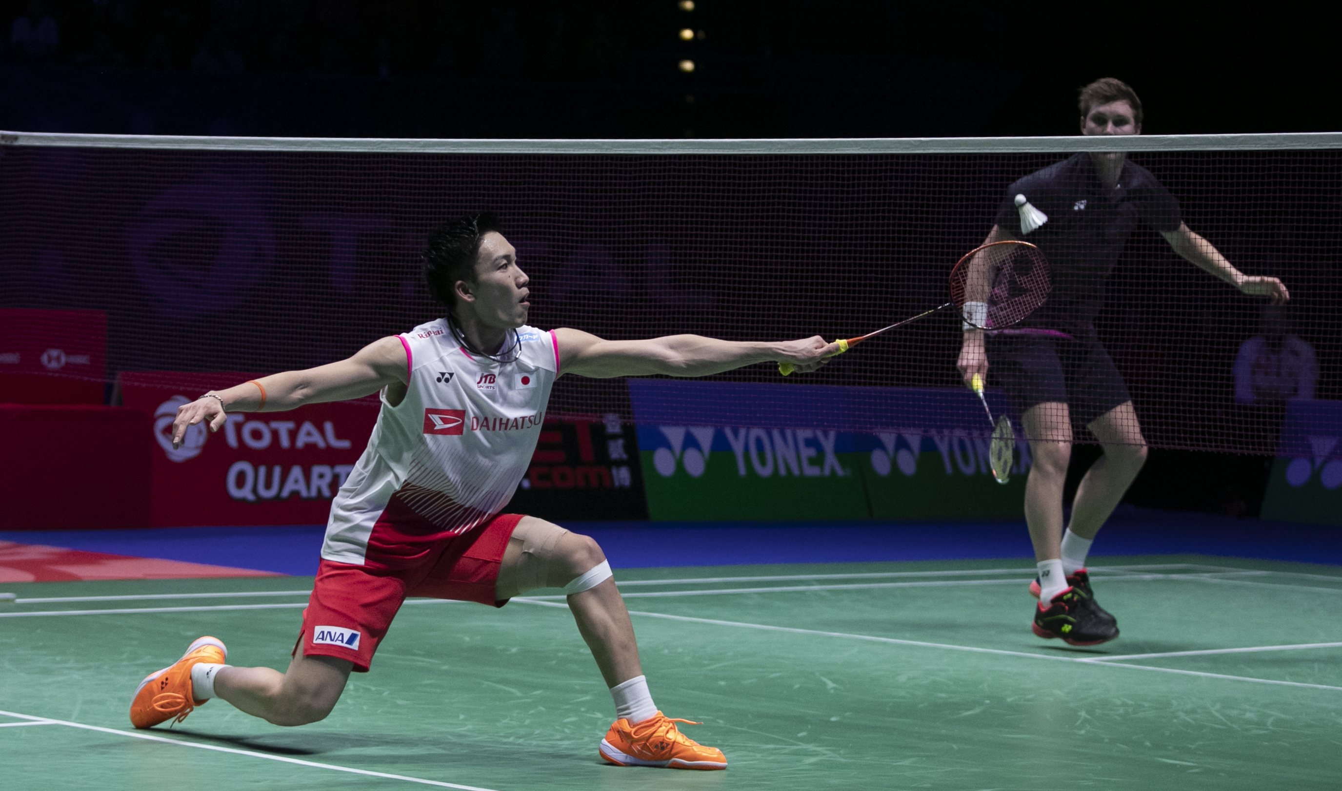 丹麦羽毛球队爆冷日本羽毛球队，桃田贤斗绝境逆转