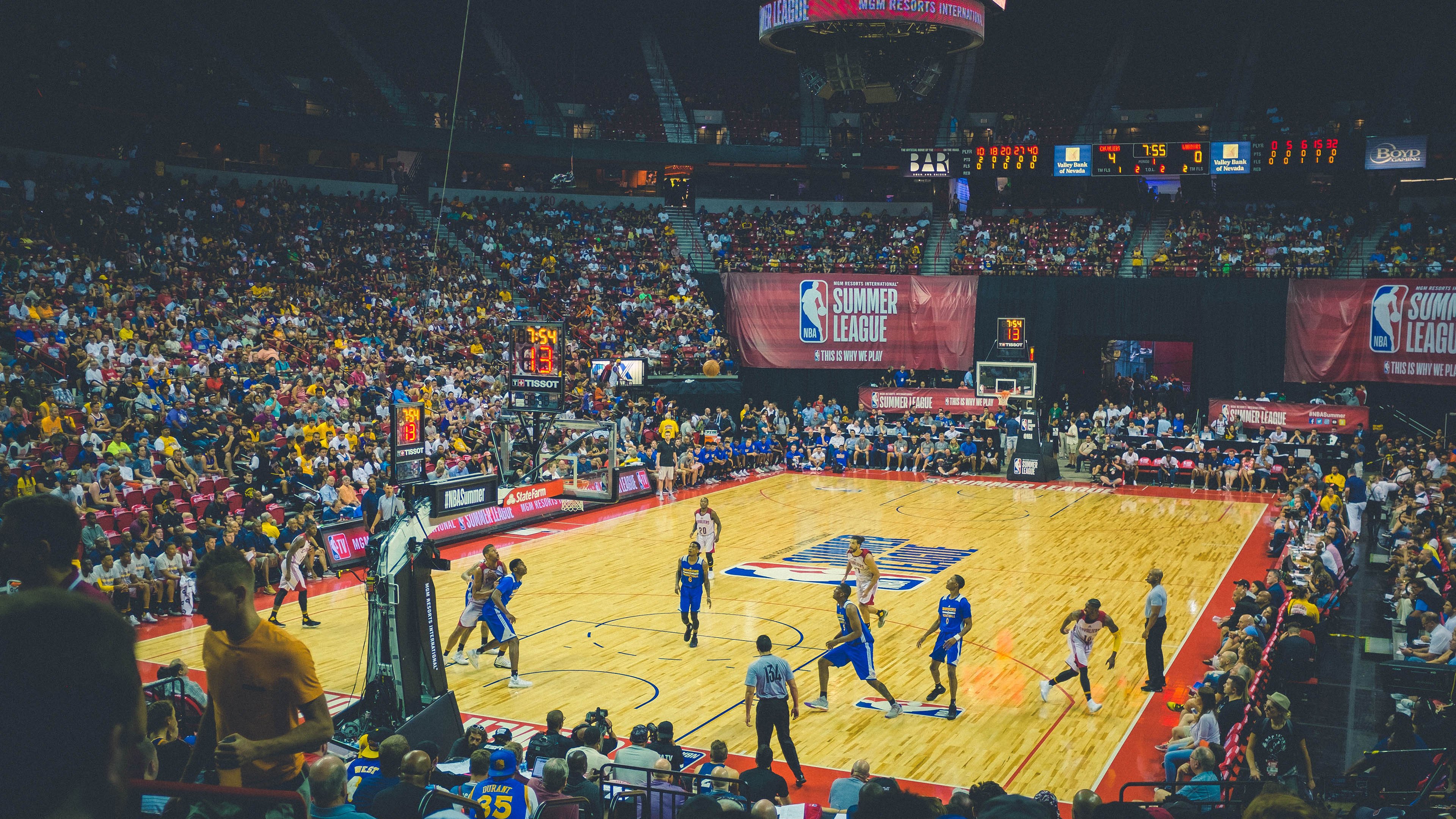 武切维奇爆发撕裂防线,广东铁血防守锁死勇士进攻命脉