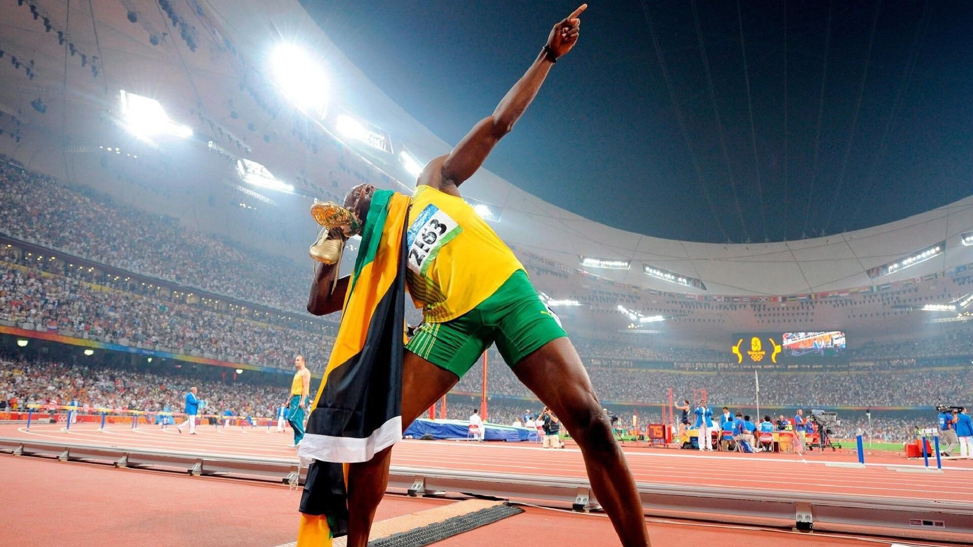 跨界时空的绿茵传奇，美加墨世界杯焦点战前夕，公牛最后时刻击败广东队